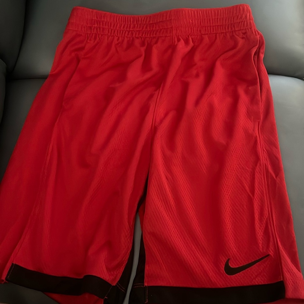 NWT BOYS NIKE DRIFIT SHORTS (LARGE)